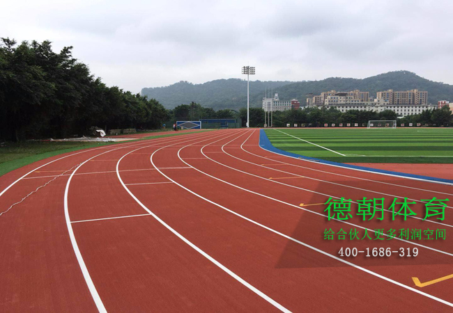 鋪設(shè)透氣型塑膠跑道