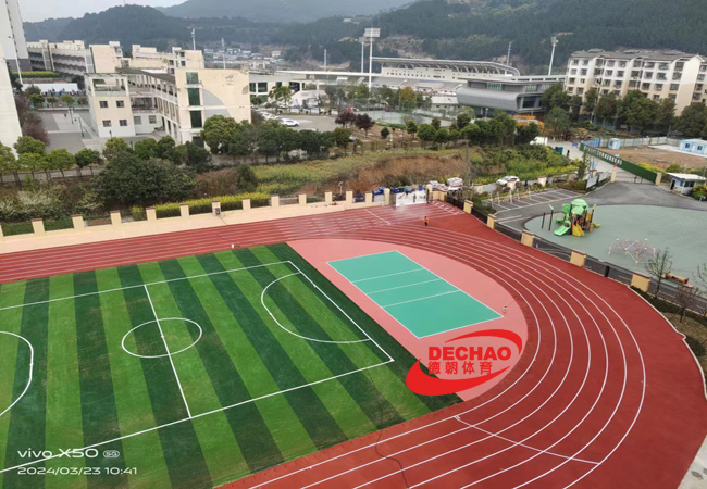 四川綿陽鹽亭小學(xué)，3000平方透氣型塑膠跑道，1500平方硅PU+ 1500平方人造草足球場草坪