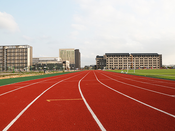 德朝體育硅PU球場材料還是丙烯酸材料更好的鋪設(shè)籃球場？
