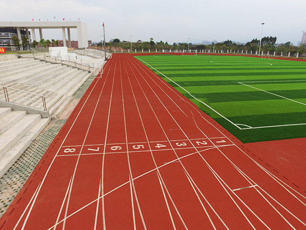德朝體育學(xué)校塑膠跑道上排水系統(tǒng)如何建造更合理？