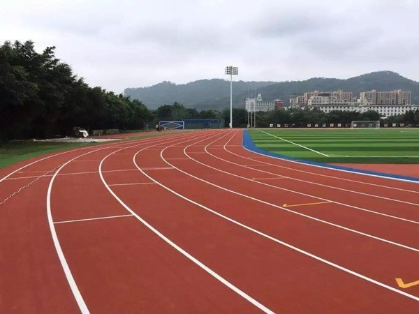 新國(guó)標(biāo)透氣型塑膠跑道